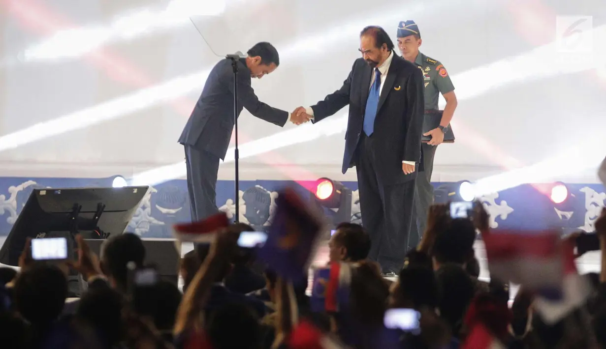 Presiden Joko Widodo bersalaman dengan Ketum Partai Nasdem, Surya Paloh saat Rapat Kerja Nasional (Rakernas) IV Partai Nasdem di JIExpo Kemayoran, Jakarta Pusat, Rabu (15/11). (Liputan6.com/Faizal Fanani)