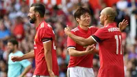 Legenda Manchester United, Ji-sung Park dan Danny Webber merayakan kemenangan saat bertanding melawan Legenda Barcelona di Stadion Old Trafford, Sabtu (2/9/2017). Pertandingan tersebut merupakan laga amal. (AFP/Paul Ellis)