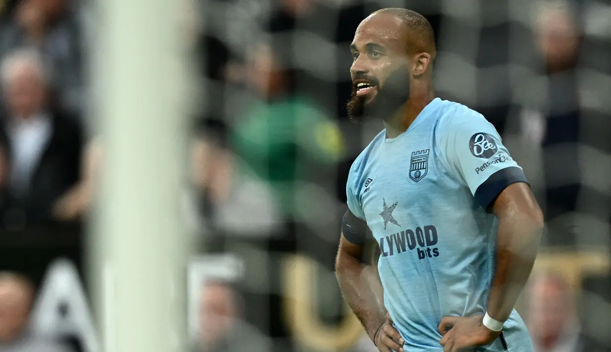 Penampilan Bryan Mbeumo untuk Brentford dalam beberapa musim terakhir sangat mengesankan. Pemain sayap 25 tahun tersebut kuat, memiliki kecepatan tinggi dan juga kidal sehingga sangat nyaman saat bergerak di pertahanan lawan. Pemain asal Kamerun ini sudah cukup berpengalaman bermain di Premier League. (Paul ELLIS / AFP)