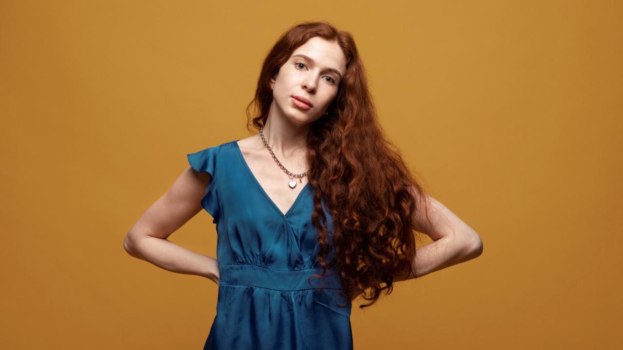 8 Model Rambut Panjang Curly Bawah yang Natural, Fleksibel untuk Berbagai Aktivitas
