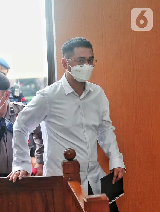 Terdakwa Irfan Widyanto memasuki ruangan sidang  dalam perkara  kasus merintangi penyidikan atau 'obstruction of justice' pembunuhan berencana terhadap Brigadir Nopriansyah Yosua Hutabarat atau Brigadir J di Pengadilan Negeri Jakarta Selatan, Kamis (10/11/2022). Jaksa Penuntut Umum (JPU) menghadirkan lima orang saksi dalam sidang lanjutan dengan terdakwa Irfan Widyanto. (Liputan6.com/Angga Yuniar)