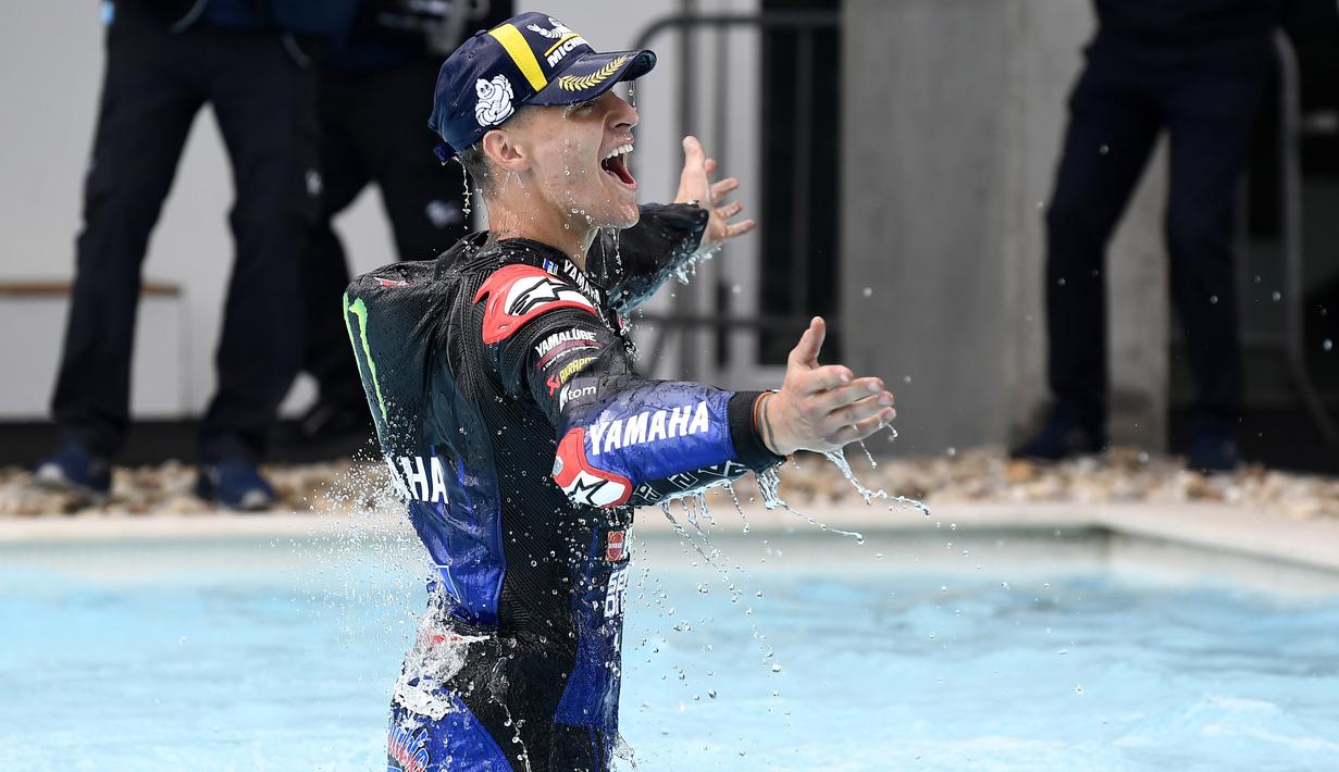 <p>Selebrasi ini pun mengingatkan pada aksi Jorge Lorenzo yang 'nyemplung' danau buatan di Sirkuit Jerez, Spanyol pada 2010. (AP Photo/Jose Breton)</p>