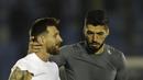 Pemain Argentina, Lionel Messi bertukar jersey dengan Luis Suarez (kanan) usai laga kualifikasi Piala Dunia 2018 di Montevideo, Uruguay, (31/8/2017). Argentina bermain imbang 0-0. (AP/Natacha Pisarenko)