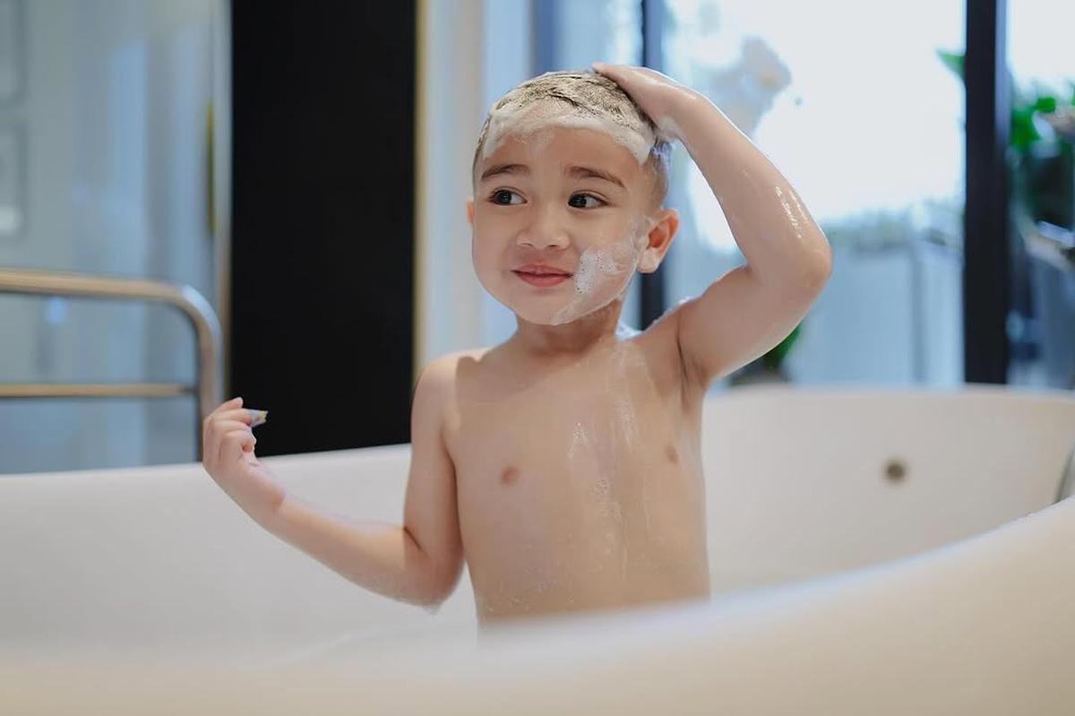 Potret Rayyanza Mandi di Bathtub Saat Liburan, Netizen Heboh: Masih Kecil Tapi Gantengnya Kelewatan