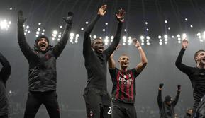 Para pemain AC Milan melakukan selebrasi usai bertanding melawan Tottenham Hotspur pada pertandingan leg 2 babak 16 besar Liga Champions di stadion Tottenham Hotspur di London, Kamis (9/3/2023). Laga berakhir dengan skor 0-0 dengan Milan melaju 1- 0 secara agregat. (AP Photo/Hibah Alastair)