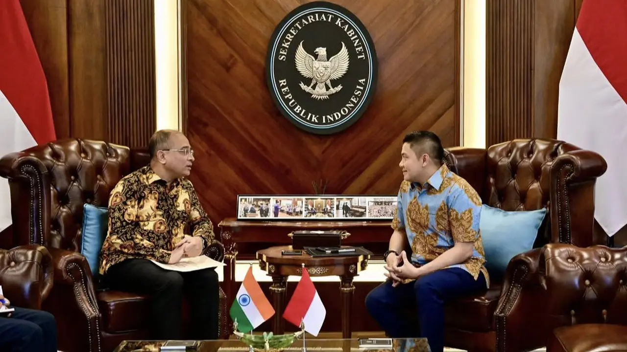 Sekretaris Kabinet (Seskab) Teddy Indra Wijaya menerima kunjungan Duta Besar India untuk Indonesia, Dubes Shri Sandeep Chakravorty, di kantor Sekretariat Kabinet, Selasa, 16 Juni 2026.