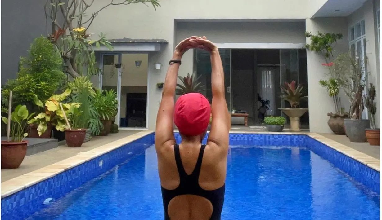 Rumah ini juga terkesan begitu sehat dan segar. Penampakkan kolam renang di bagian belakang rumah, dengan tanaman yang hiijau menjadi hal yang menyenangkan.  (Instagram/mirles)