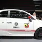 Edisi khusus Abarth 595 menampilkan eksterior sederhana dengan kelir putih bercorak merah.