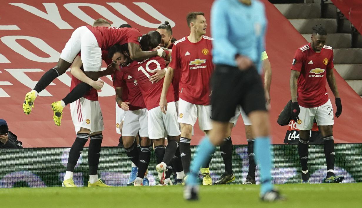 Para pemain Manchester United berselebrasi setelah striker Amad Diallo mencetak gol ke gawang AC Milan pada pertandingan leg pertama babak 16 besar Liga Europa di Old Trafford, Inggris, Jumat (12/3/2021). Pertandingan berjalan seimbang di babak pertama dengan skor 0-0. (AP Photo/Dave Thompson)