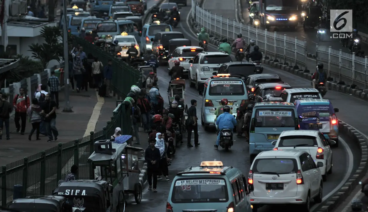 Kemacetan arus lalu lintas di depan Stasiun Jatinegara, Jakarta, Rabu (12/12). Kemacetan yang kerap kali terjadi, terutama pada jam sibuk akibat banyaknya angkutan umum, bajaj, hingga ojek yang memangkal di kawasan tersebut. (Merdeka.com/Iqbal S. Nugroho)