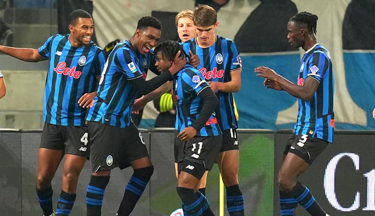 Pemain Atalanta merayakan gol yang dicetak oleh Ademola Lookman ke gawang AC Milan dalam lanjutan Serie A 2025/2026 di Gewiss Stadium, Rabu, (29/10/2025). (Spada/LaPresse via AP)