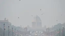 Polusi udara terlihat di sekitar Rashtrapati Bhavan dan gedung-gedung pemerintah di New Delhi (15/10/2019). Pemerintah New Delhi melarang penggunaan generator diesel pada 15 Oktober karena tingkat polusi di ibu kota India tersebut melampaui batas aman lebih dari empat kali. (AFP Photo/Sajjad Hussain