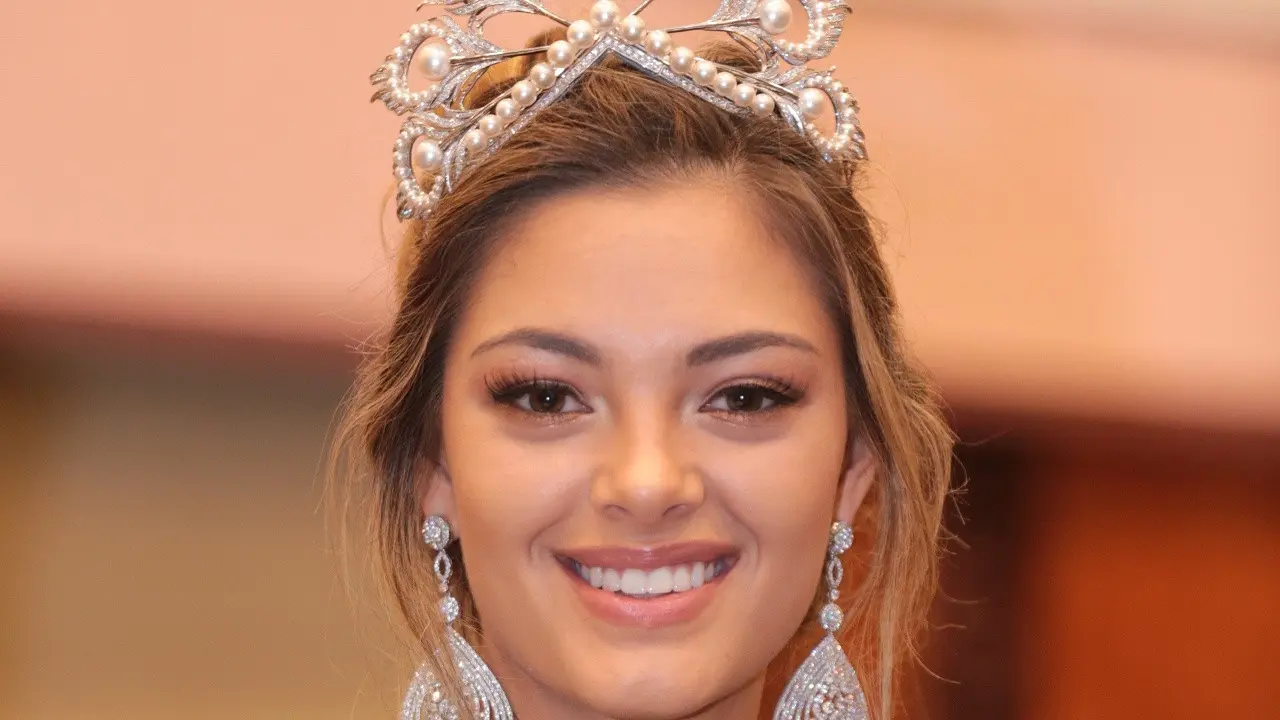 [Bintang] Demi-Leigh Nel-Peters
