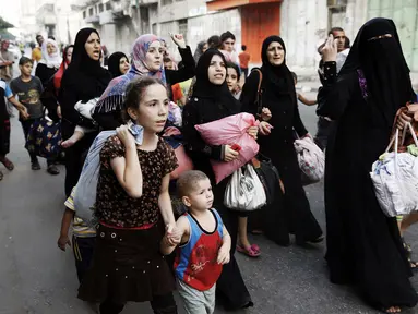 Warga Palestina mulai meninggalkan Shujayeh menyusul serangan militer Israel, (20/7/2014). (REUTERS/Finbarr O'Reilly)
