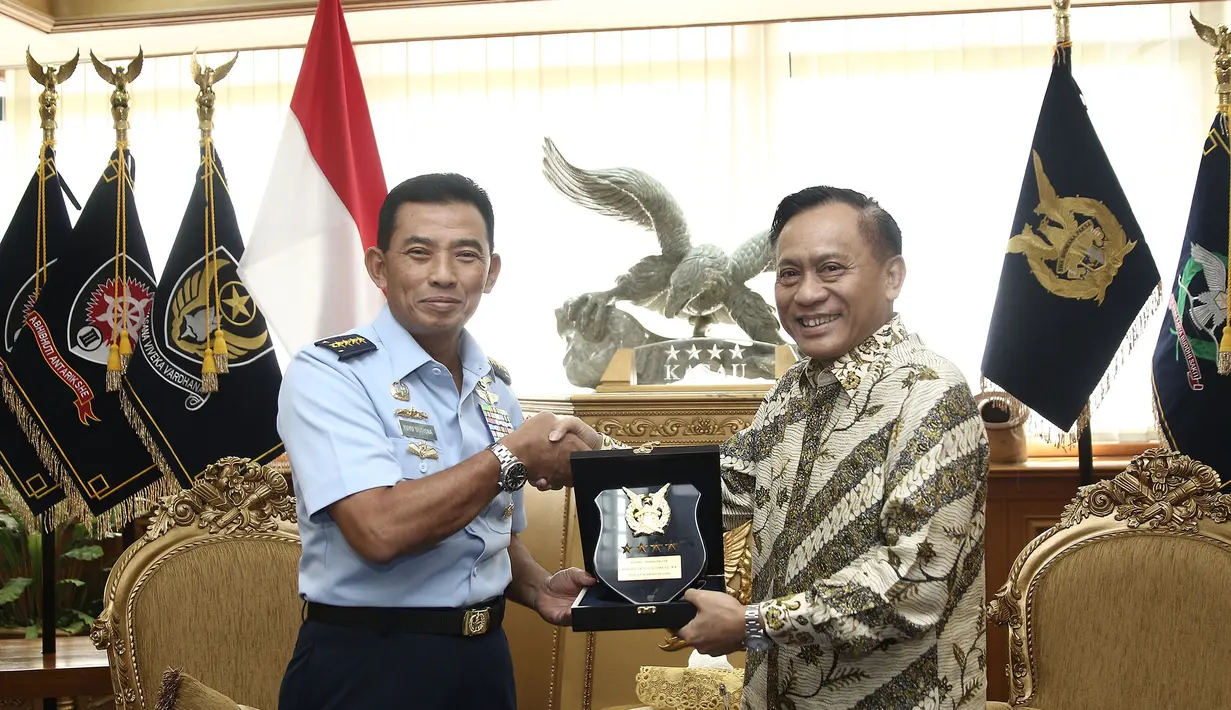 KSAU Marsekal TNI Yuyu Sutisna memberikan plakat ke Direktur Utama Indosiar Imam Sudjarwo seusai silaturahmi dan audiensi antar lembaga di Mabes TNI Cilangkap, Jakarta, Kamis (6/12). (Liputan6.com/Herman Zakharia)