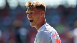 Gelandang Bayern Munchen, Joshua Kimmich, memperhatikan rekannya saat menghadapi Marseille pada laga persahabatan di Allianz Arena, Sabtu (1/8/2020) dini hari WIB. Bayern Munchen menang 1-0 atas Marseille. (AFP/Christof Stache)