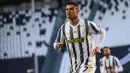 Cristiano Ronaldo. Striker MU yang pernah 3 musim berseragam Juventus mulai 2018/2019 hingga 2020/2021 ini menjadi top skor Liga Italia di musim terakhirnya pada 2020/2021. Ia total mencetak 26 gol untuk Juventus di musim tersebut dimana usianya telah menginjak 35 tahun. (AFP/Marco Bertorello)