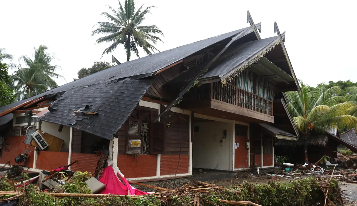Penginapan rusak akibat dihantam gelombang Tsunami Anyer di pesisir Pantai Carita, Banten, Minggu (23/12). Tsunami yang menerjang wilayah Selat Sunda mengakibatkan ratusan rumah dan penginapan rusak berat. (Liputan6.com/Angga Yuniar)