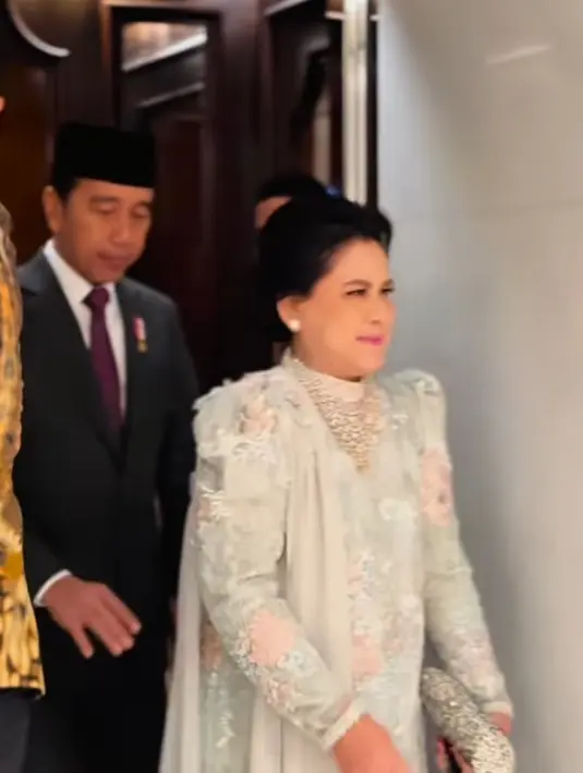 Iriana Jokowi menata rambutnya dengan sanggul modern yang terlihat anggun. Dipadukan dengan pulasan lipstik fuchia andalan [@attahalilintar]