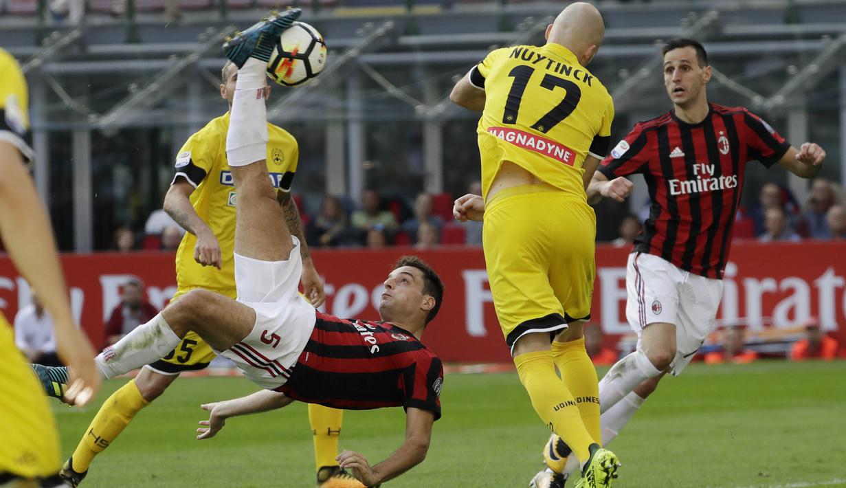 Gelandang AC Milan, Giacomo Bonaventura, melakukan tendangan salto ke gawang Udinese pada laga Serie A di Stadion San Siro, Milan, Minggu (17/9/2017). AC Milan Menang 2-1 atas Udinese. (AP/Luca Bruno)