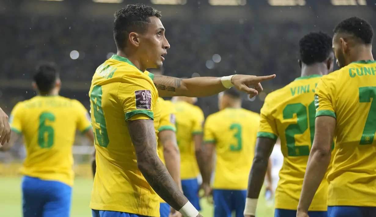Tampil menekan sejak kick off, Brasil sudah mencetak gol di menit ke-2 melalui Raphinha. Namun melalui tinjauan VAR, gol dianulir akibat sang pemain terindikasi handball sebelum gol terjadi. (AP/Andre Penner)