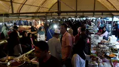 Warga muslim Thailand membeli makanan di pasar sebelum berbuka puasa selama bulan suci Ramadan di Narathiwat (7/5/2019). Umat muslim di seluruh dunia tengah menjalani puasa pada bulan ramadan. (AFP Photo/Madaree Tohlala)