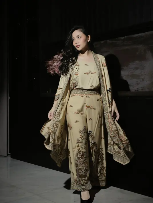 Mengenakan one set batik dengan material flowy menghadirkan kesan yang begitu elegan saat dikenakan. [Foto: Instagram/ RachelVennya]