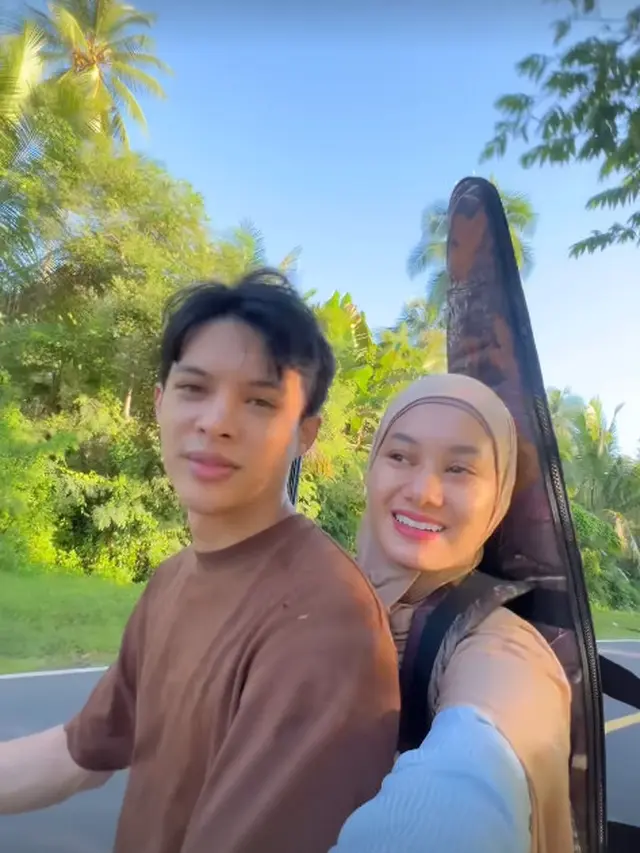 6 Potret Kegiatan Rey Mbayang di Kampung Halaman, Mudik Lebaran Bareng Anak dan Istri