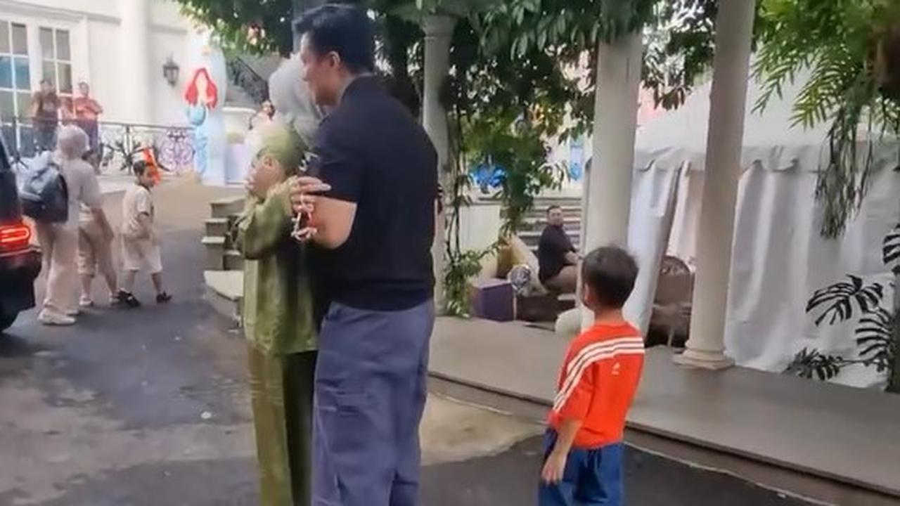 Baim Wong Tuai Cibiran Akibat Terlalu Ramah di Ultah Azura Anak Atta-Aurel, Cium Pipi Hingga Elus Kepala Nagita Slavina