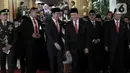 Joko Widodo atau Jokowi (kiri) didampingi Ketua MPR Bambang Soesatyo saat hendak meninggalkan Gedung Nusantara usai dilantik sebagai Presiden RI periode 2019-2024, Jakarta, Minggu (20/10/2019). Jokowi resmi dilantik sebagai Presiden RI periode 2019-2024. (merdeka.com/Iqbal Nugroho)