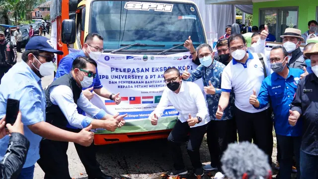 Gubernur Jawa Barat Ridwan Kamil bersama Rektor IPB Arif Satria melakukan simbolis pelepasan kopi ekspor asal Garut, Jawa untuk tujuan pengapalan ke Belanda.
