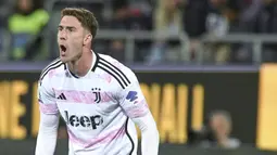 Pemain Juventus, Dusan Vlahovic, melakukan selebrasi setelah mencetak gol ke gawang Cagliari pada laga Liga Italia di Stadion Unipol Domus, Sabtu (20/4/2024). Hasil imbang ini tidak mengubah posisi kedua tim di klasemen sementara. Juventus masih ada di peringkat tiga klasemen Liga Italia 2023/2024. (Gianluca Zuddas/LaPresse via AP)