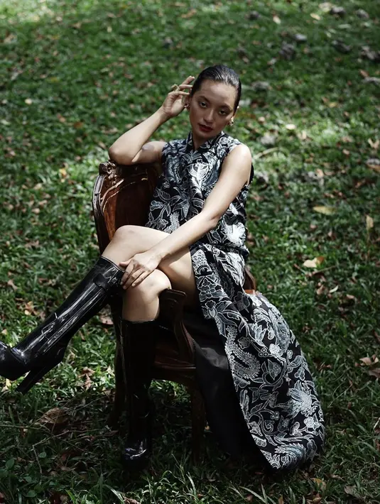Tak hanya di film, di berbagai kesempatan Asmara Abigail juga kerap bergaya vintage. Kali ini ia tampil dengan dress motif hitam putih yang dipadukan dengan sepatu boots hitam, cocok banget. Riasan wajahnya juga didukung dengan lipstik berwarna bold. (Liputan6.com/IG/@asmaraabigail)