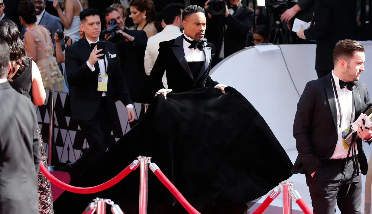 Aktor Billy Porter menghadiri perhelatan Piala Oscar 2019 di Dolby Theatre, Los Angeles, Minggu (24/2). Penampilan Billy Porter dengan gaun hitam karya Christian Siriano pada karpet merah Oscar ini tentu saja membuat heboh. (Eric Jamison/Invision/AP)