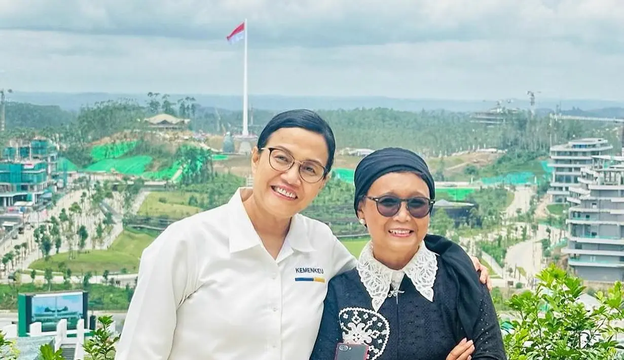 Ia melengkapi penampilannya dengan celana panjang hitam dan hijab turban polos. Sama seperti Sri Mulyani, Retno juga memakai sepatu kets dan kacamata. Penampilannya dipermanis dengan aksesori anting stud putih dan arloji silver.  [@smindrawati].