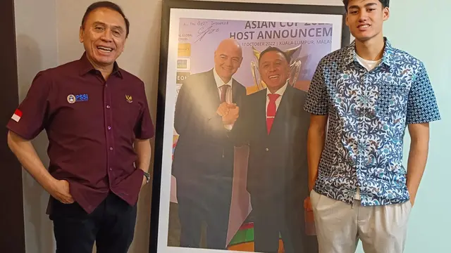 Calon pemain naturalisasi timnas Indonesia U-20 Rafael Struick bersama ketum PSSI Iwan Bule