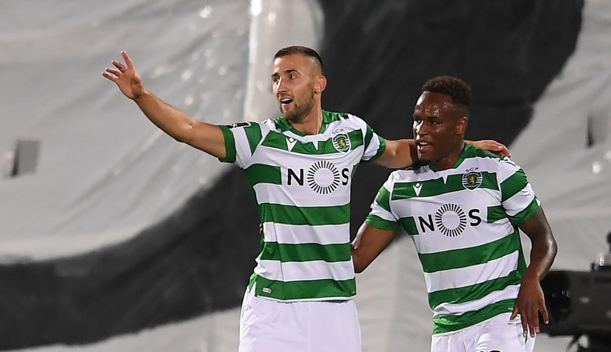 Striker Sporting CP, Andraz Sporar, merayakan gol ke gawang Guimaraes SC pada laga Liga Portugal di Stadion Dom Afonso Henriques, Guimaraes, Kamis (4/6/2020) waktu setempat. Kompetisi Liga Portugal resmi dilanjutkan dengan aturan tanpa penonton di setiap pertandingan. (AFP/Hugo Delgado/pool)