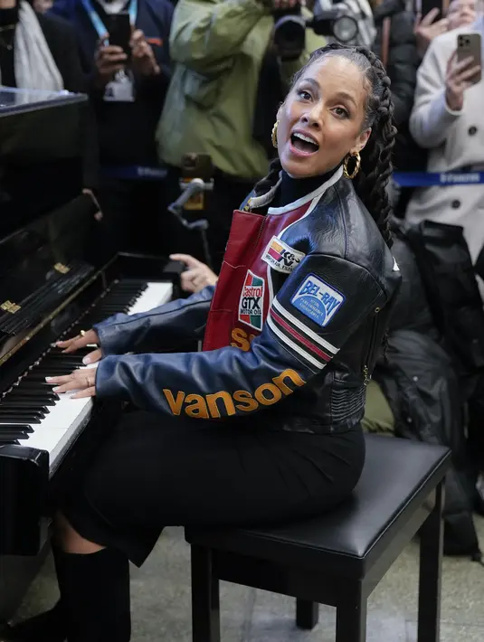 Alicia Keys menghibur para penonton selama sekitar 10 menit, membuat kerumunan komuter ibu kota yang yang semakin banyak untuk mengeluarkan ponsel mereka dan merekamnya dengan penuh kekaguman. (Scott Garfitt/Invision/AP)
