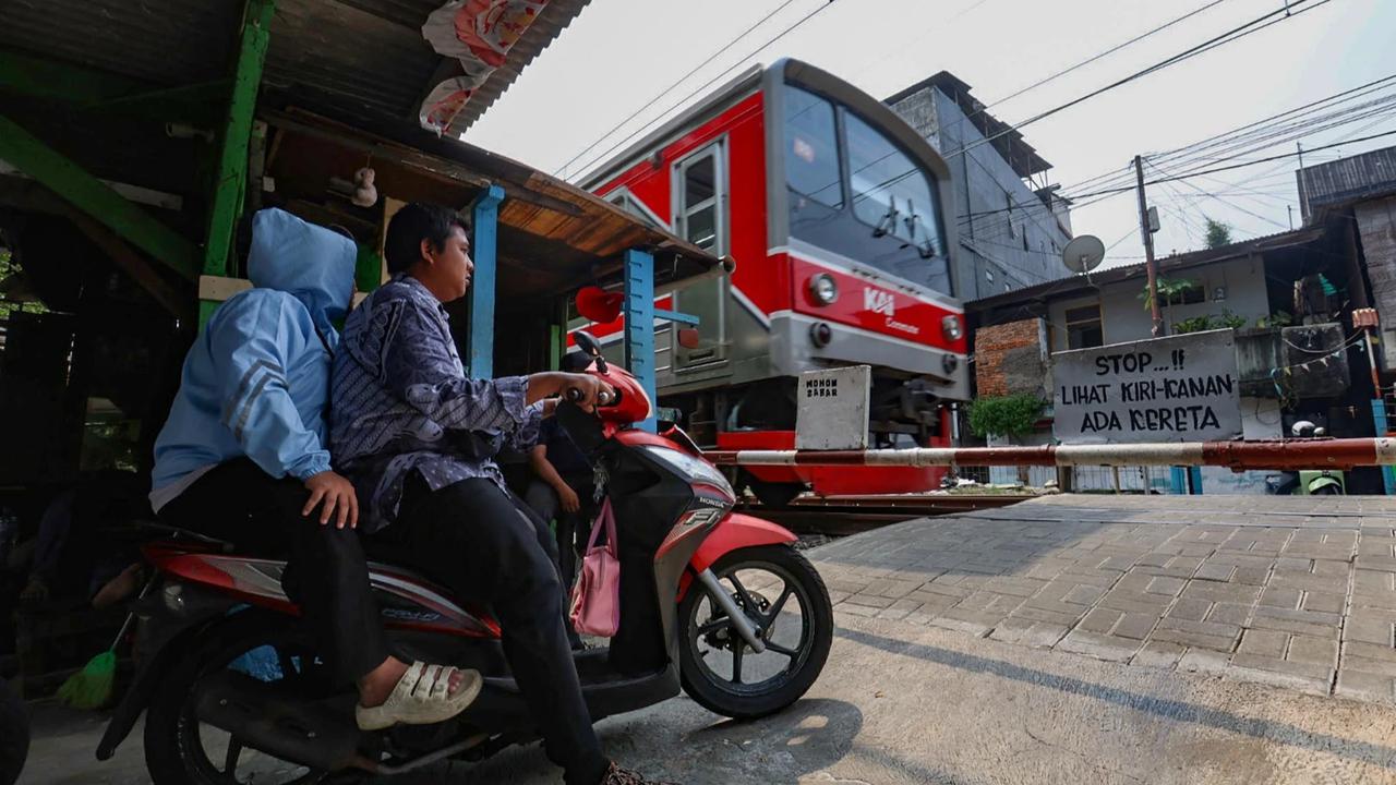 FOTO: Perlintasan Liar Tebet Ditutup Demi Keselamatan Warga