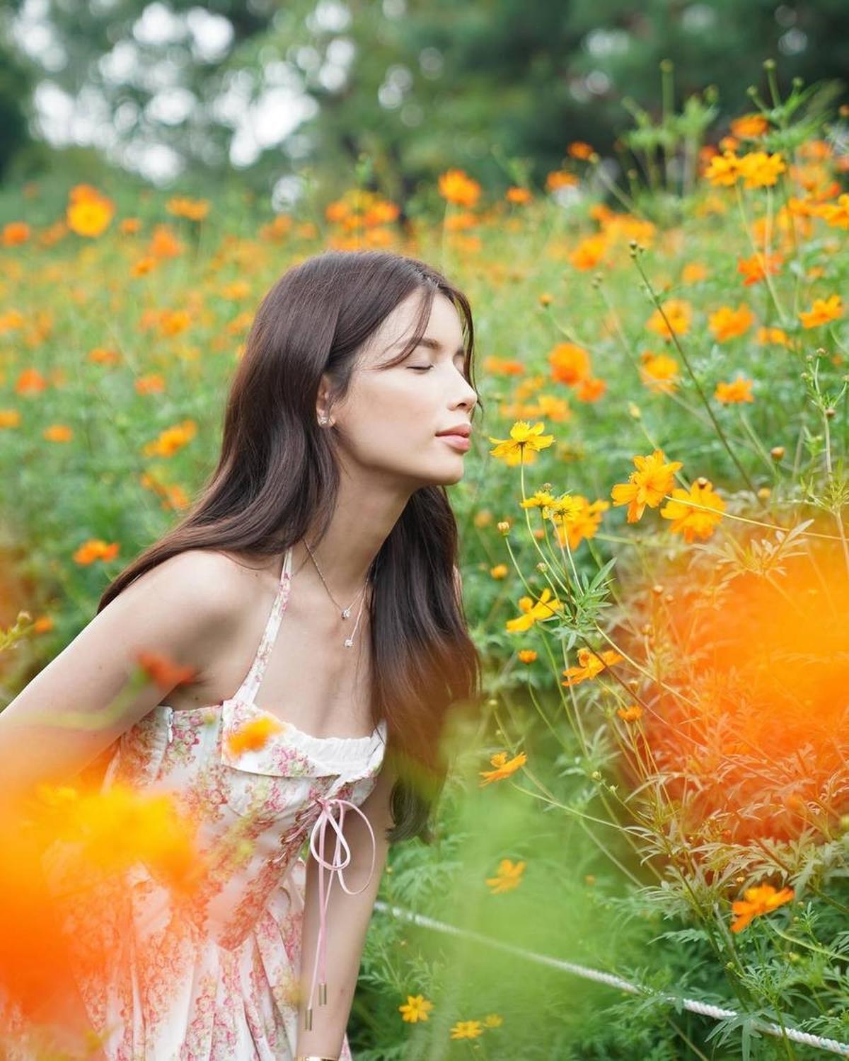 "Cantik dari segala arah," tulis seorang netizen. "Eits nggak bisa bedain mana bunga mana orang cakep semua," timpal netizen lainnya.&nbsp;