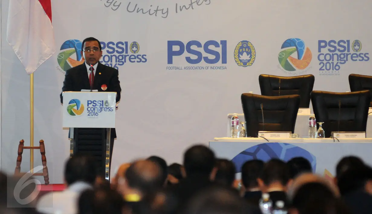 Ketua KONI pusat, Tono Suratman memberi amanat jelang membuka Kongres Biasa PSSI 2016 di Jakarta, Kamis (10/11). Kongres untuk memilih Ketua dan Wakil Ketua serta Anggota Komite Eksekutif PSSI periode 2016-2020. (Liputan6.com/Helmi Fithriansyah)