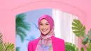 Pebisnis dan selebgram Indah Nada Puspita memilih blazer warna fuschia yang dipadukan dengan hijab bermotif dan rok tutu abu-abu. [Instagram/indahnadapuspita].