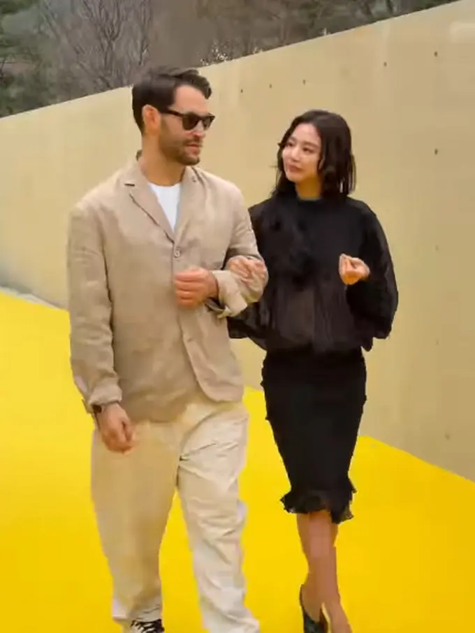 Jennie BLACKPINK Tampil Effortless Stunning dengan Gaun Sheer di Acara Simon Porte Jacquemus