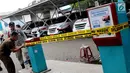 Penyidik Pegawai Negeri Sipil (PPNS) bersama Satpol PP menyegel lahan parkir RSUD Kota Tangsel di Pamulang, Rabu (11/4). Lahan parkir yang dikelola pihak swasta itu disegel karena tidak membayar pajak parkir selama tiga tahun. (Merdeka.com/Arie Basuki)