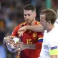Sergio Ramos (kiri) bergegas memungut bola usai cetak gol ke gawang Inggris (CRISTINA QUICLER / AFP)
