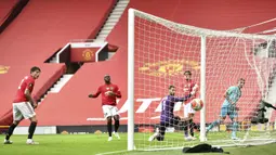 Pemain Bournemouth Junior Stanislas (kanan) mencetak gol ke gawang Manchester United pada pertandingan Premier League di Stadion Old Trafford, Manchester, Inggris, Sabtu (4/7/2020). Manchester United menang 5-2 atas Bournemouth. (Peter Powell/Pool via AP)