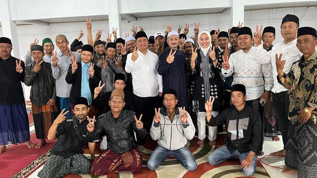 Paslon Abdusy Syakur Amin-Luthfianisa Putri Karlina (Santri) nomor urut dua, memenangi Pilkada Garut 2024 dengan surat telak, mereka menang di 41 kecamatan dari total 42 kecamatan di Garut. (Liputan6.com/Jayadi Supriadin)