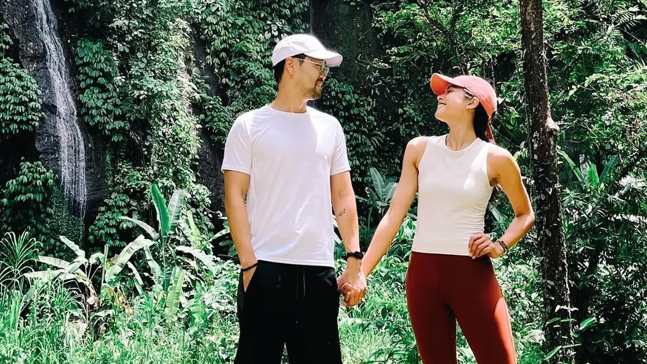 Momen Liburan Maudy Ayunda Bareng Suami di Bali, Mesra Banget