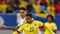 Bek Kolombia, Jeison Murillo (depan) berusaha melewati pemain Peru, Paolo Guerrero di pertandingan Copa America 2015 di Stadion Municipal Bicentenario, Chili, (22/6/2015). Peru bermain imbang 0-0 atas Kolombia. (REUTERS/Henry Romero) 