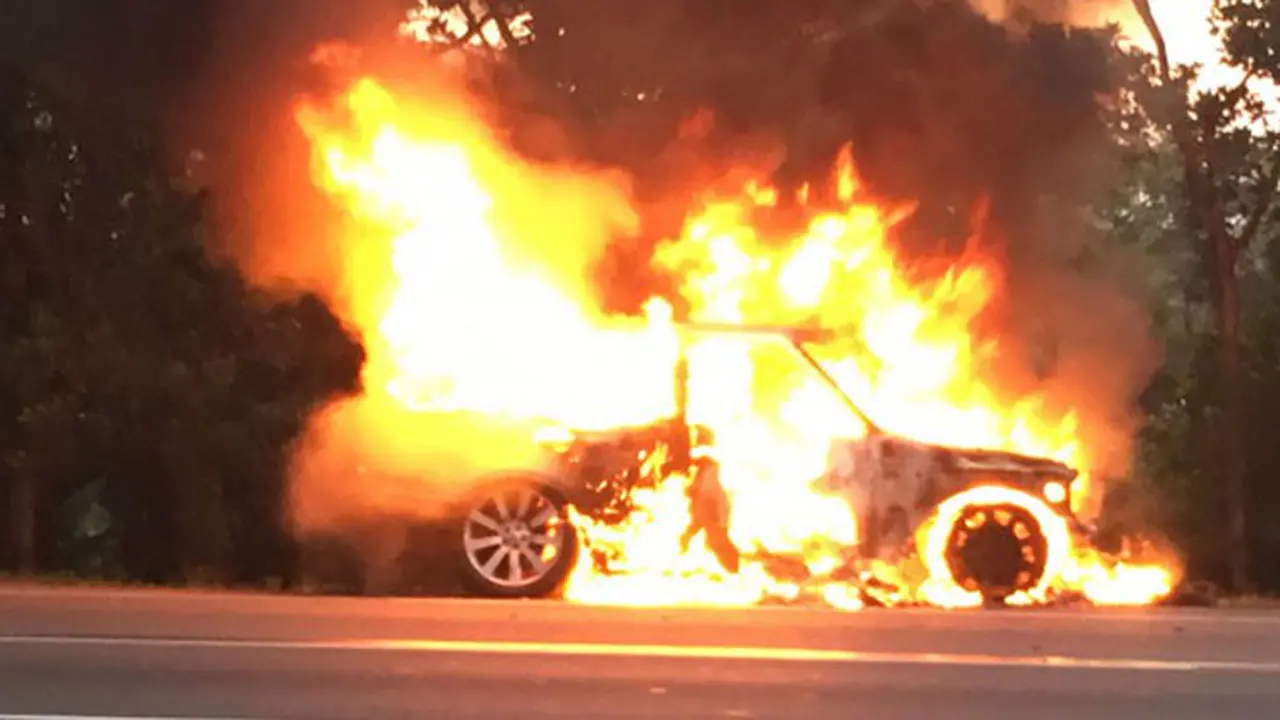 20161108-mobil-terbakar
